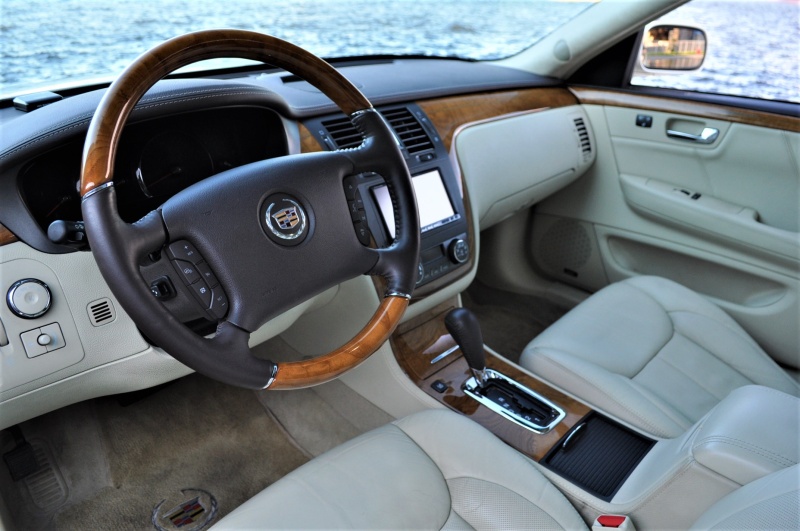 キャデラック DTS 中古車