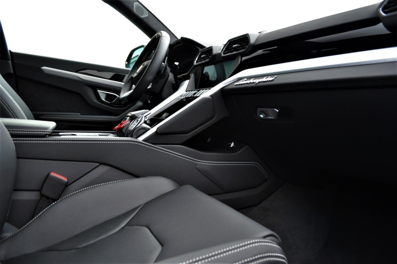 ランボルギーニ ウルス 新車