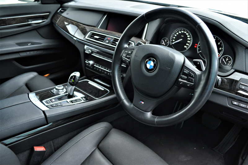 Bmw 7シリーズ 後期アクティブハイブリッドロングmスポーツ右ハンドル法人禁煙屋根保管低走行3 3万kmledヘッドライトソフトクローズドドア電動トランク純正hddナビ地デジtvキャンセラーmスポーツ専用ステアリングシートインチアルミ等豪華装備必見希少グレード 中古