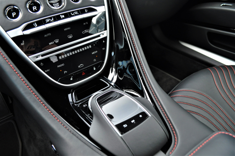 アストンマーティン DB11 中古車