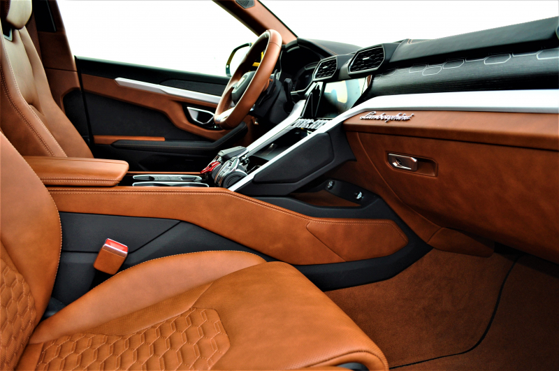 ランボルギーニ ウルス 中古車