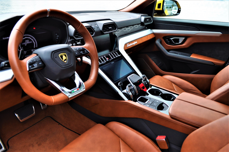 ランボルギーニ ウルス 中古車