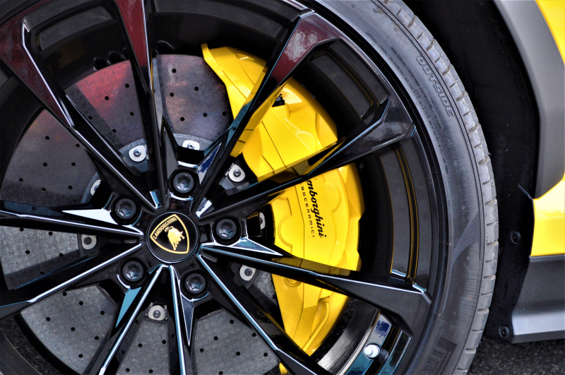 ランボルギーニ ウルス 中古車