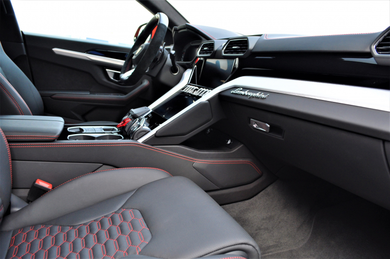 ランボルギーニ ウルス 中古車