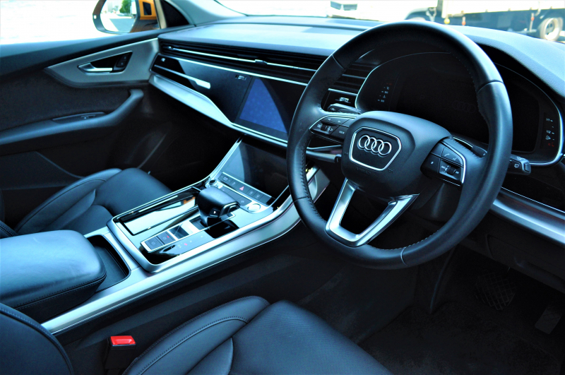 アウディ Q8 中古車