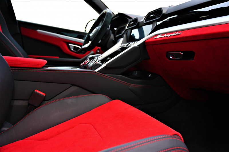 ランボルギーニ ウルス 中古車